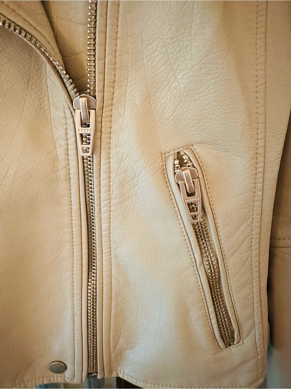 Blank NYC Women’s Beige Faux Leather Moto Jacket Size Small - Picture 7 of 10